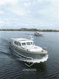 [E] Linssen Grand Sturdy 45.1 Sedan Mystic Green (7).jpg