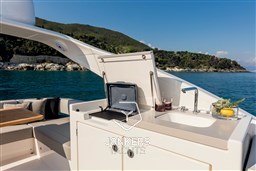 [E] 10-Absolute-Navetta48-WetBar