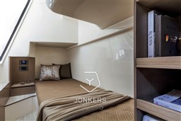 [I] 30-Absolute-Navetta48-Crew-Cabin