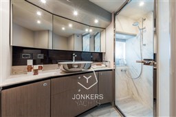 [I] 24-Absolute-Navetta48-Master-EnSuite