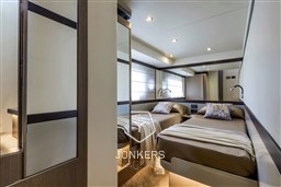 [I] 29-Absolute-Navetta48-Central-Cabin