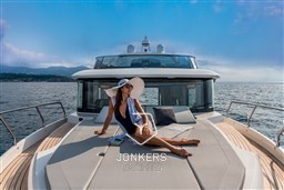[E] 12-Absolute-Navetta48-Bow-SunbathingAreas