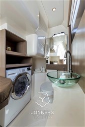 [I] 31-Absolute-Navetta48-Crew-Toilette