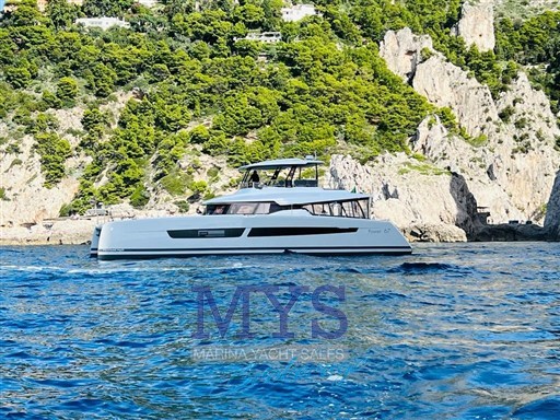 FOUNTAINE PAJOT 67 POWER (04)