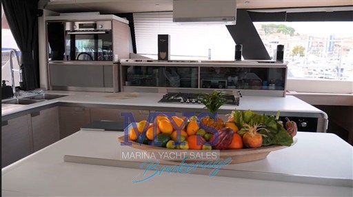 FOUNTAINE PAJOT 67 POWER (3)