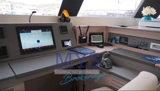 FOUNTAINE PAJOT 67 POWER (4)