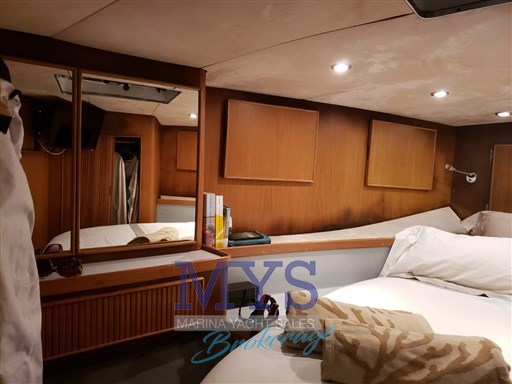 BERTRAM 37 CONVERTIBLE (110)