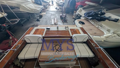 BOSTON WHALER 22' OUTRAGE (13)