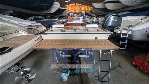 BOSTON WHALER 22' OUTRAGE (16)