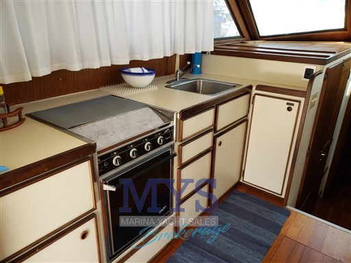 Hatteras 36 Convertible (9)