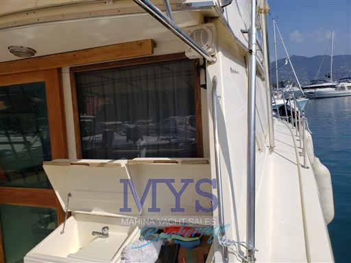 Hatteras 36 Convertible (24)