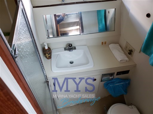 Hatteras 36 Convertible (12)