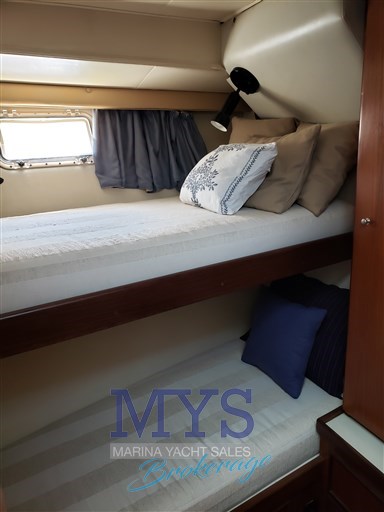Hatteras 36 Convertible (10)