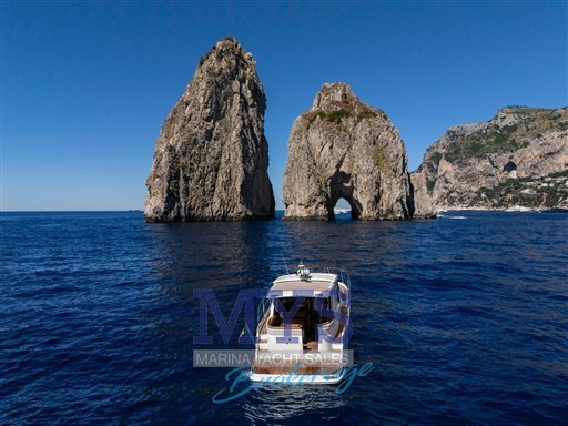 Marex 330 davanti a faraglioni 