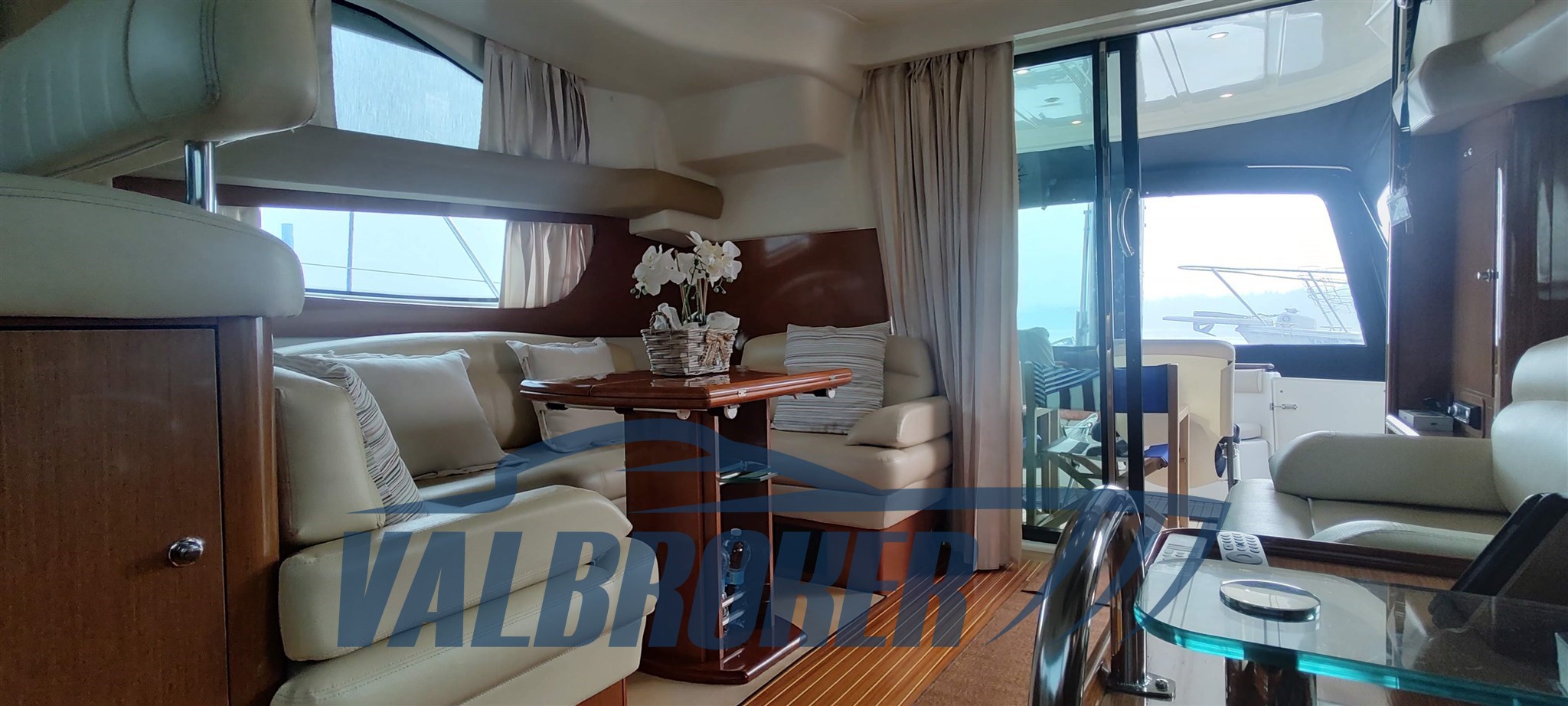 Prestige 42 fly interni (2)