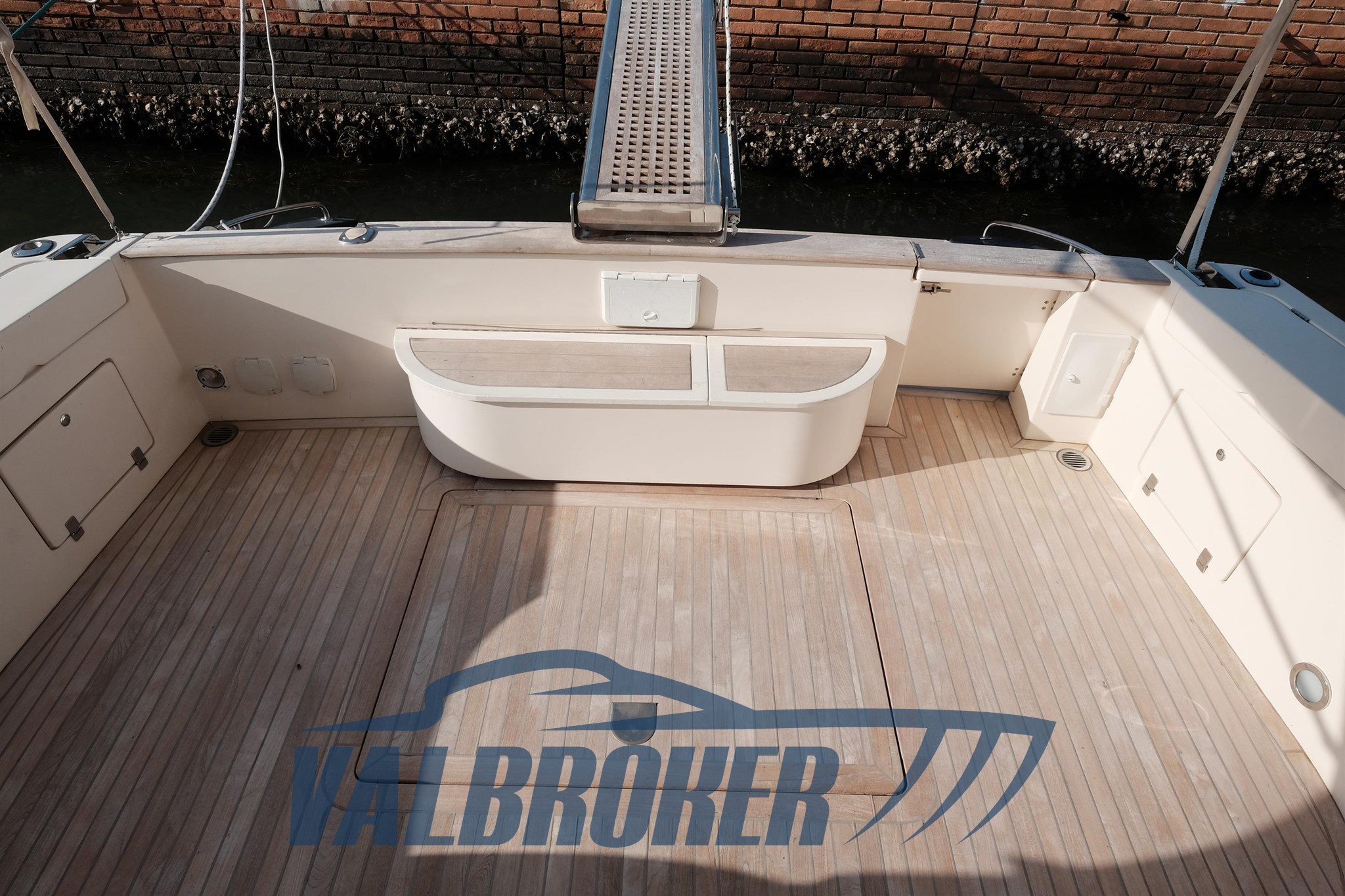 Cayman 43 esterni foto 2024 valbroker (42)