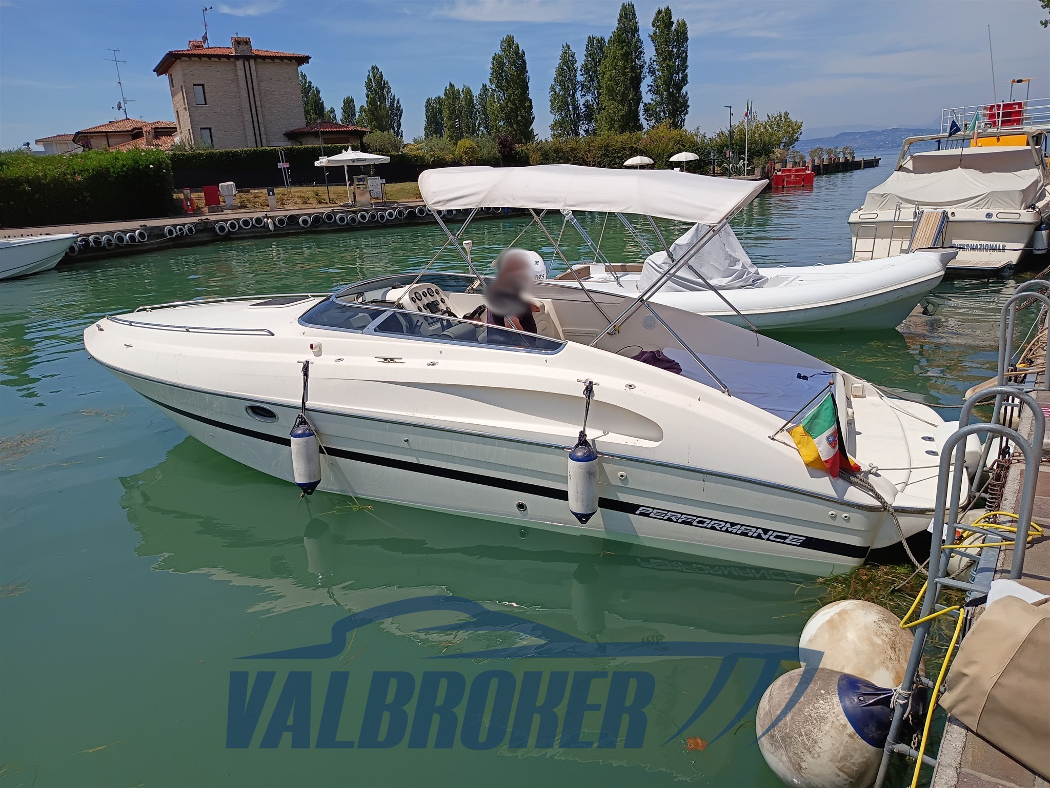 Performance 807 esterni (21)