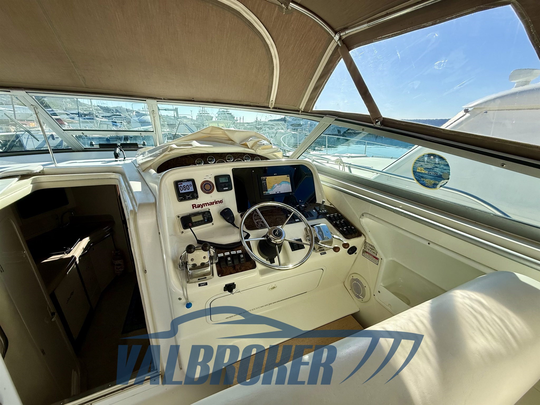 Sea ray 330 Amberjack Valbroker (12)