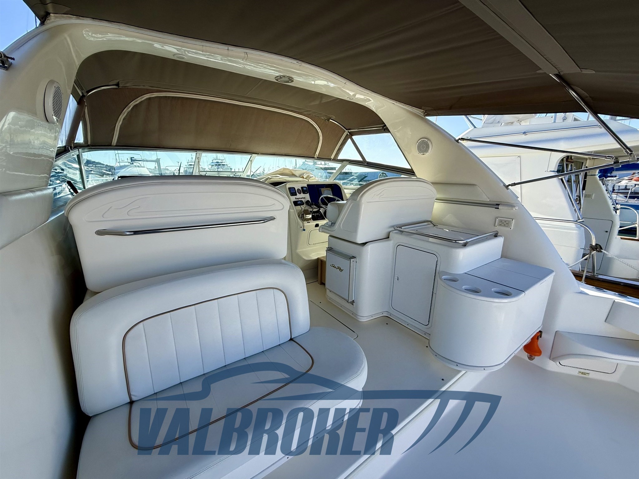 Sea ray 330 Amberjack Valbroker (9)