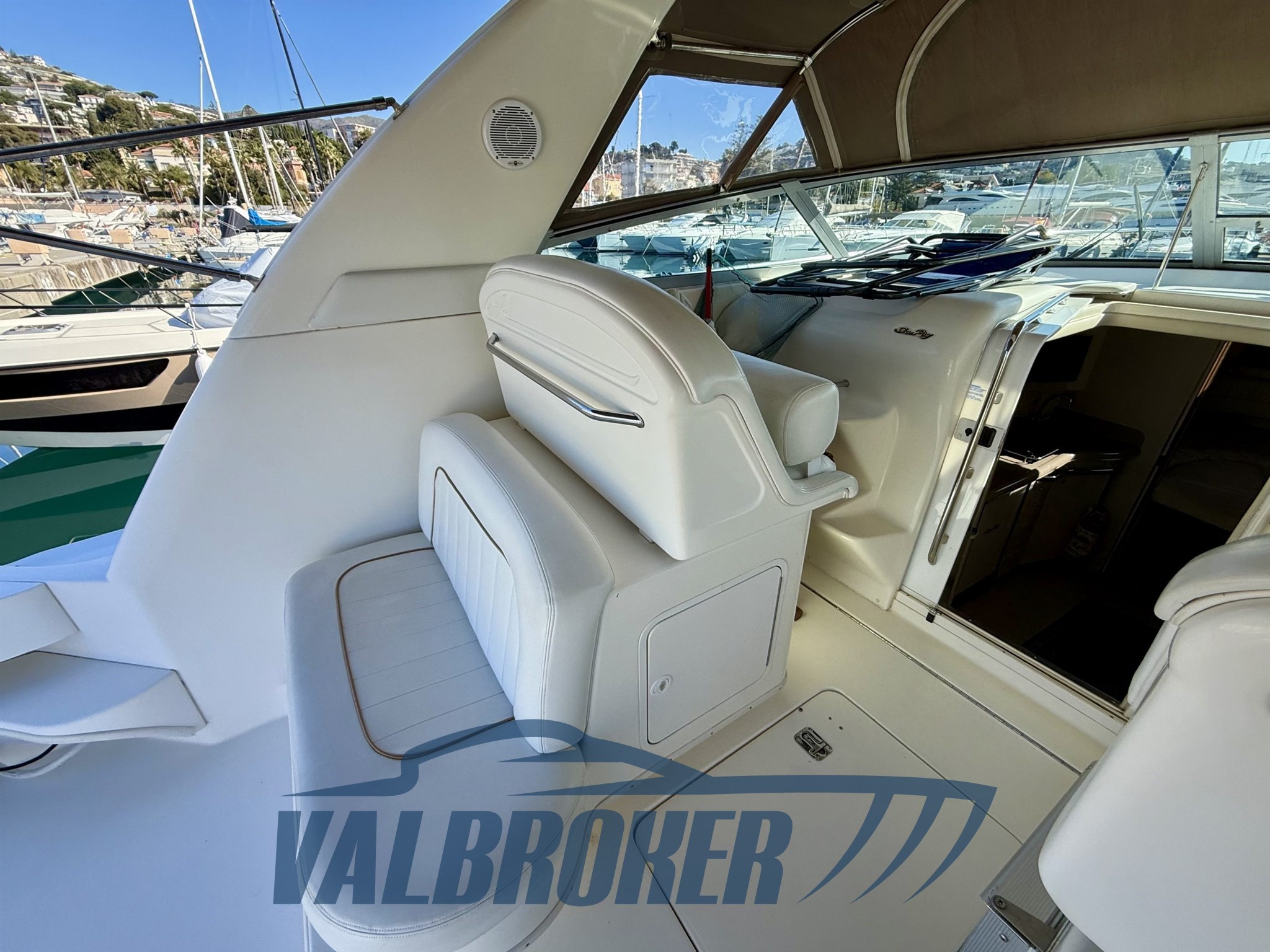 Sea ray 330 Amberjack Valbroker (11)