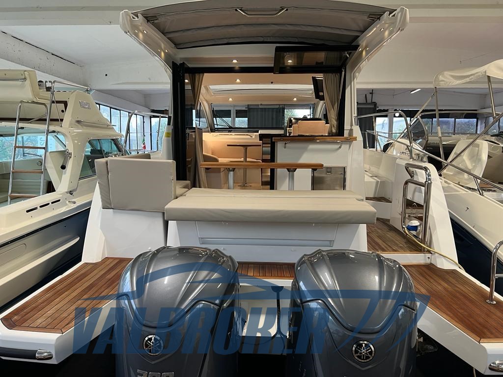 Sealine 335 