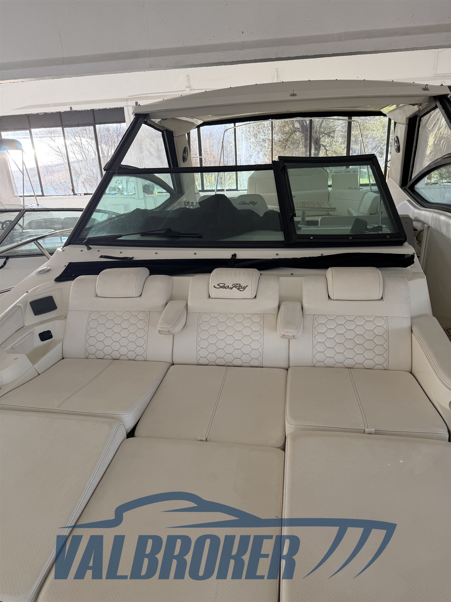 Sea ray 320 sundancer model year 2019 (4)