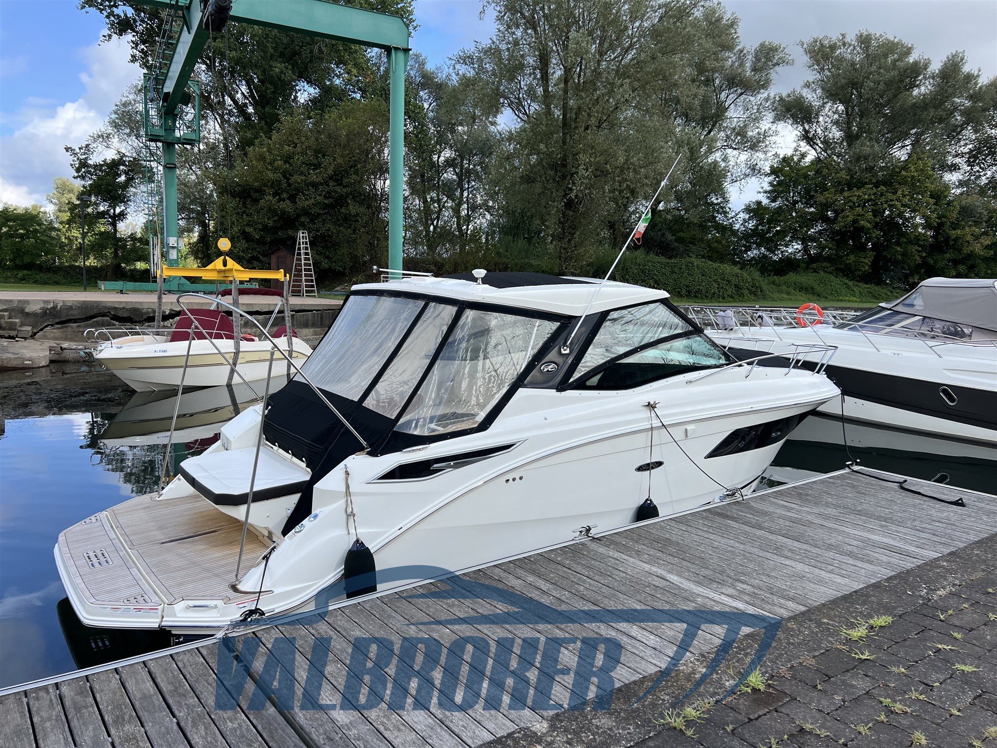 Sea ray 320 sundancer model year 2019 (19)