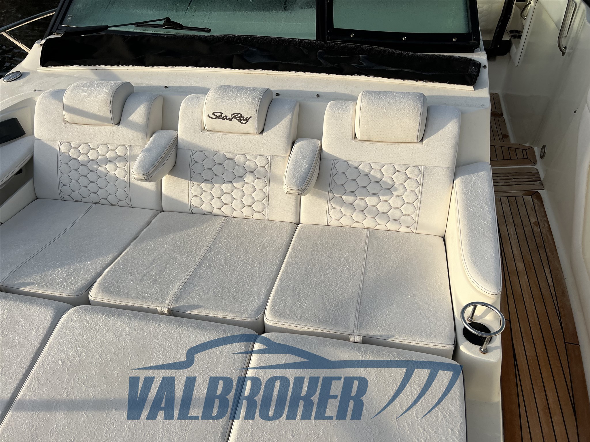 Sea ray 320 sundancer model year 2019 (6)