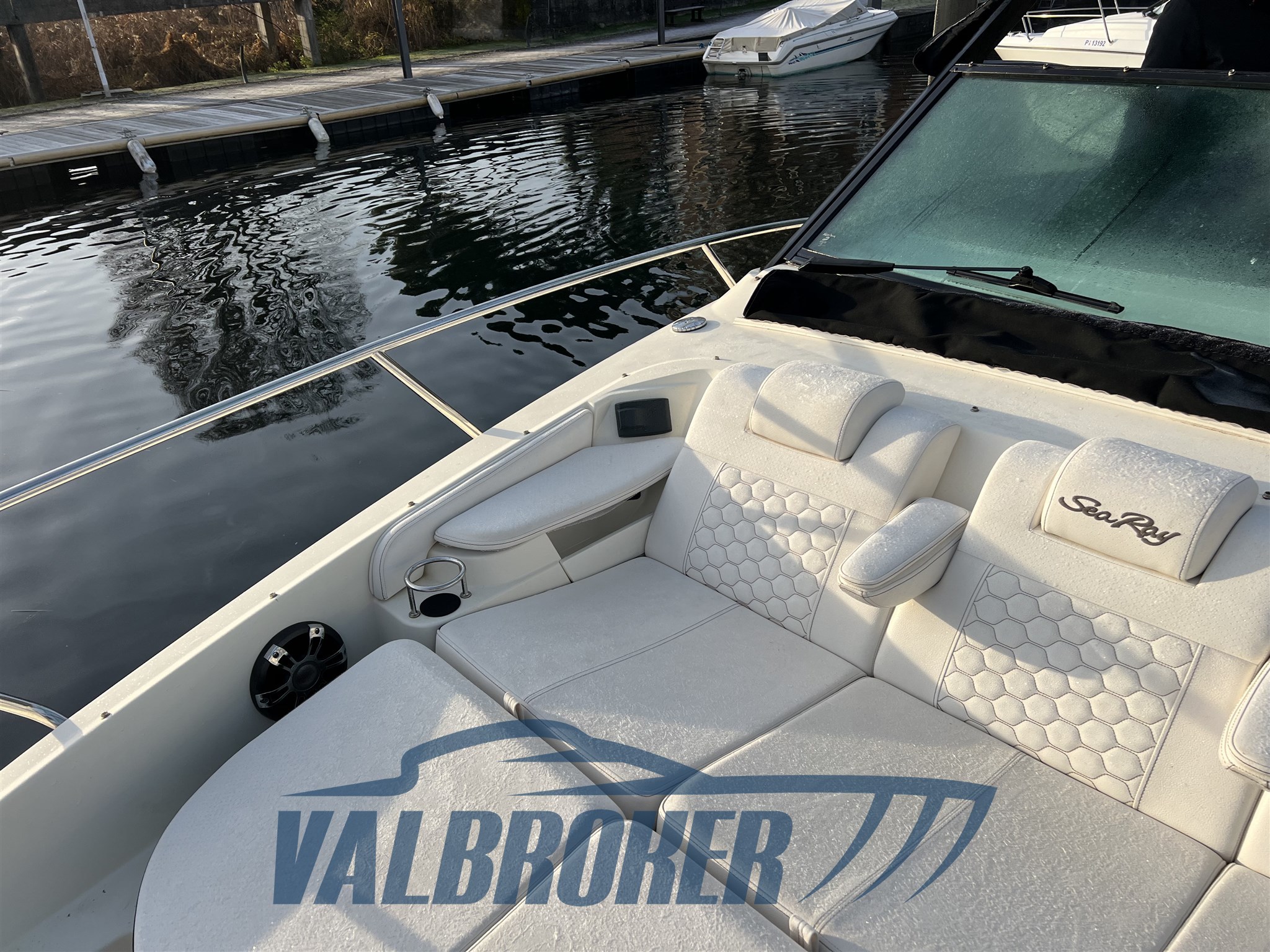 Sea ray 320 sundancer model year 2019 (7)