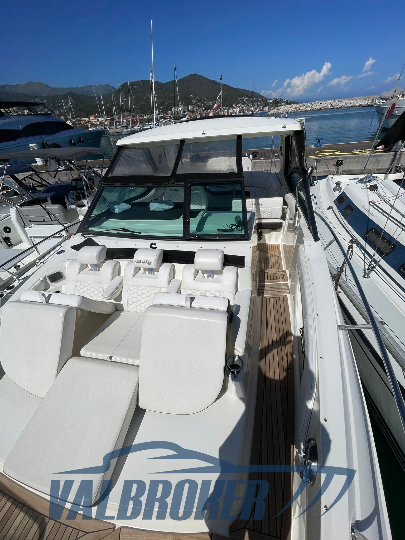 Sea ray 320 sundancer model year 2019 (13)