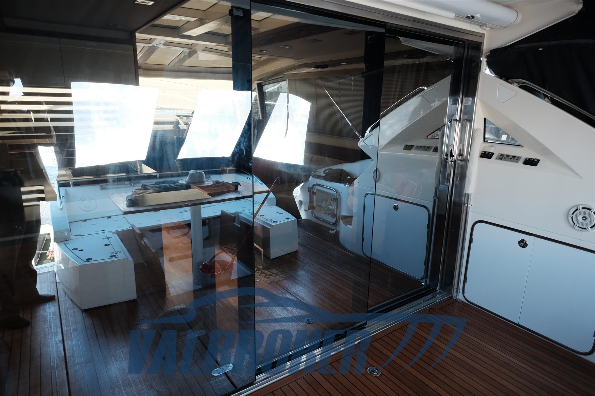 Absolute 52 2008 (140)