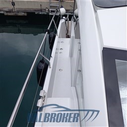 Sealine C335 V Valbroker (81)