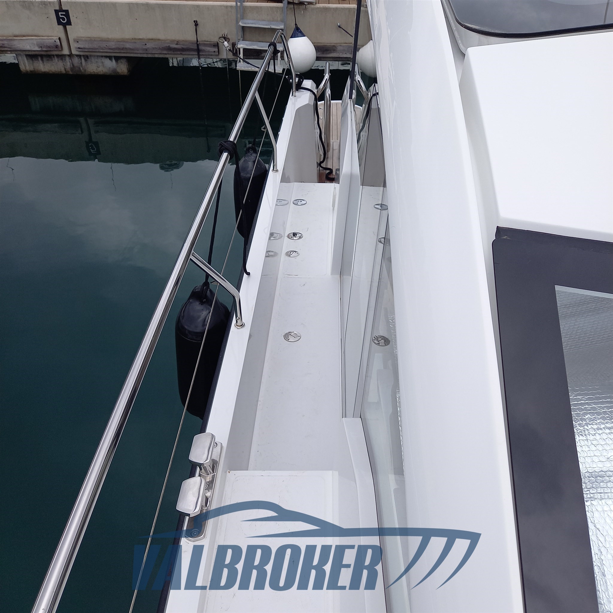 Sealine C335 V Valbroker (81)