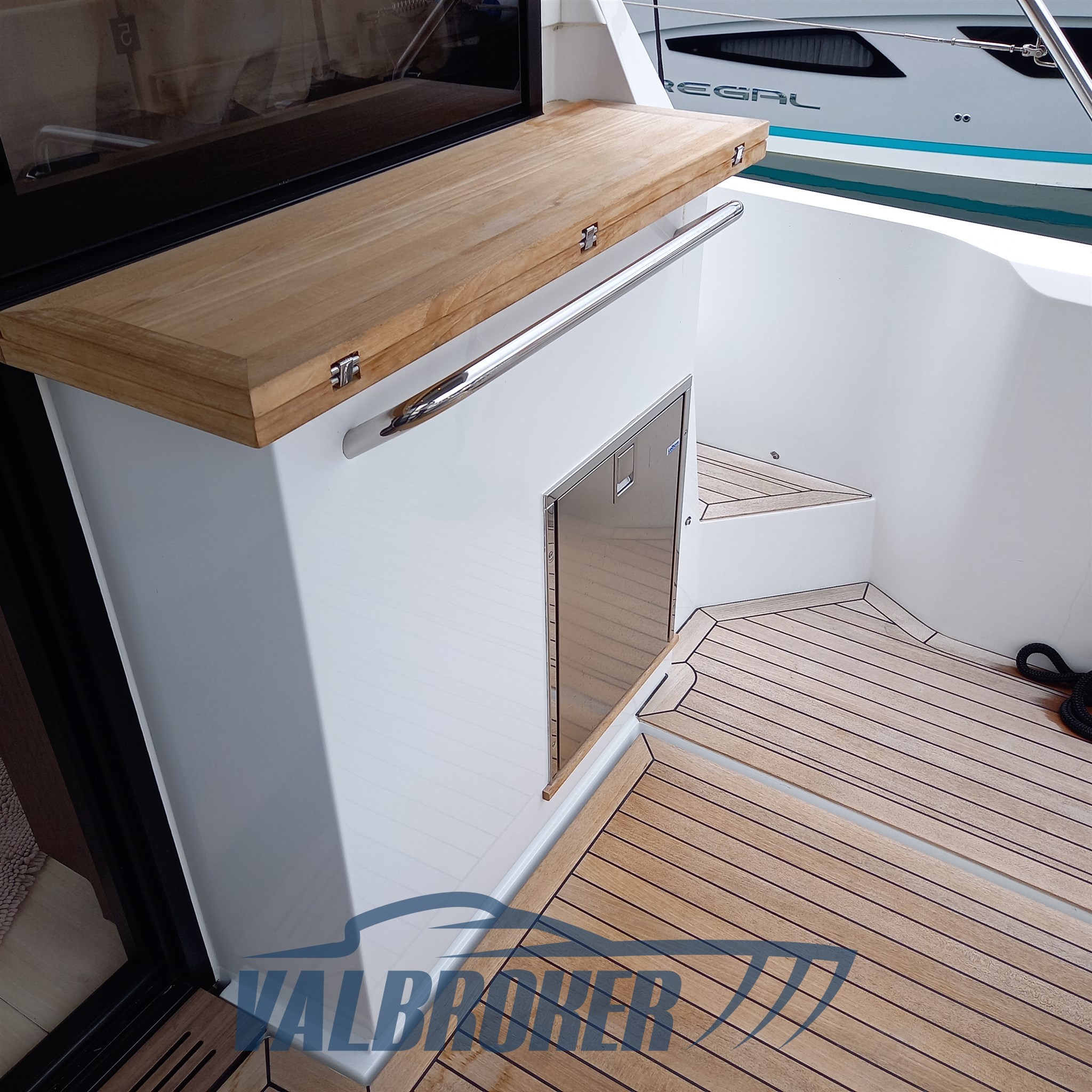 Sealine C335 V Valbroker (68)
