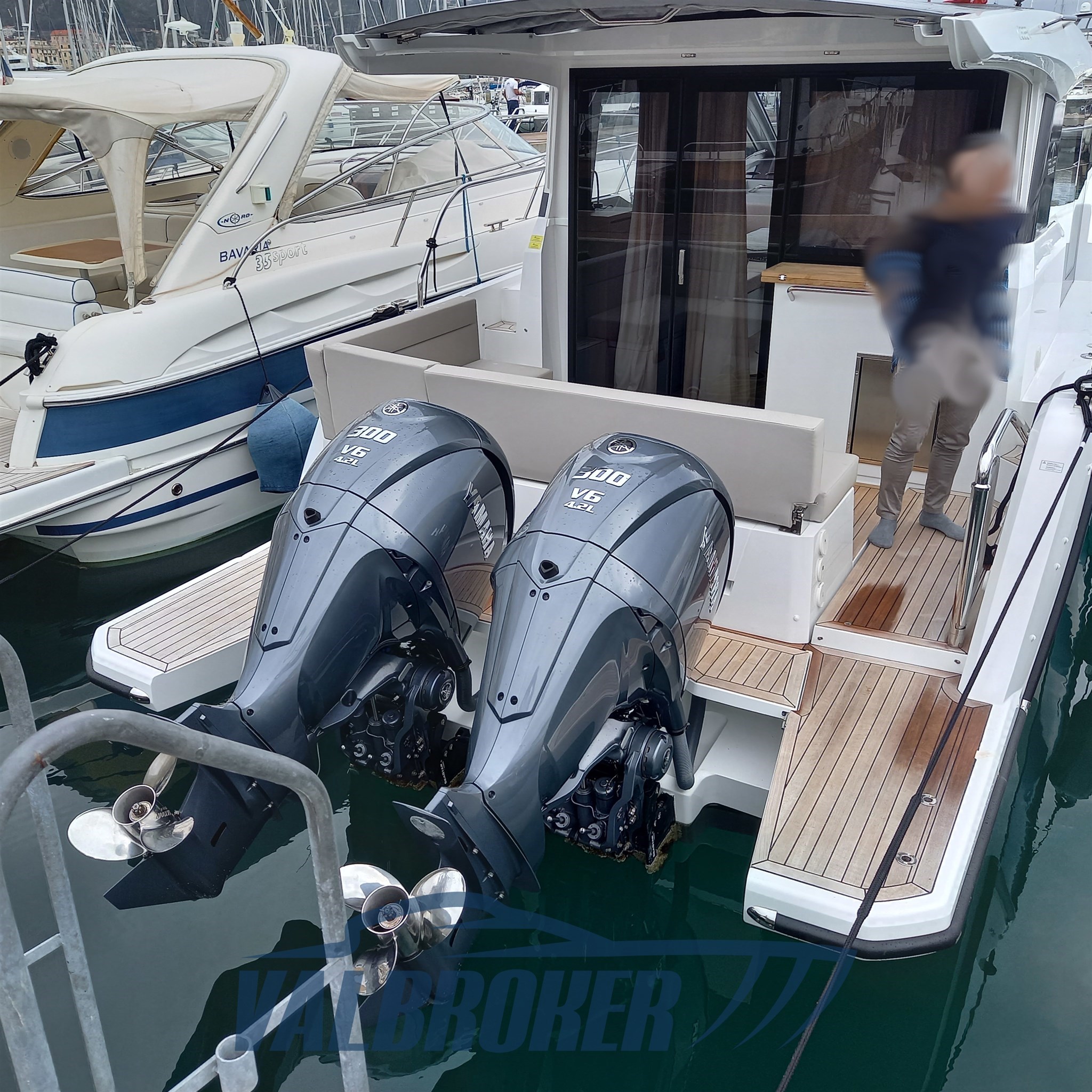 Sealine C335 V Valbroker (3)