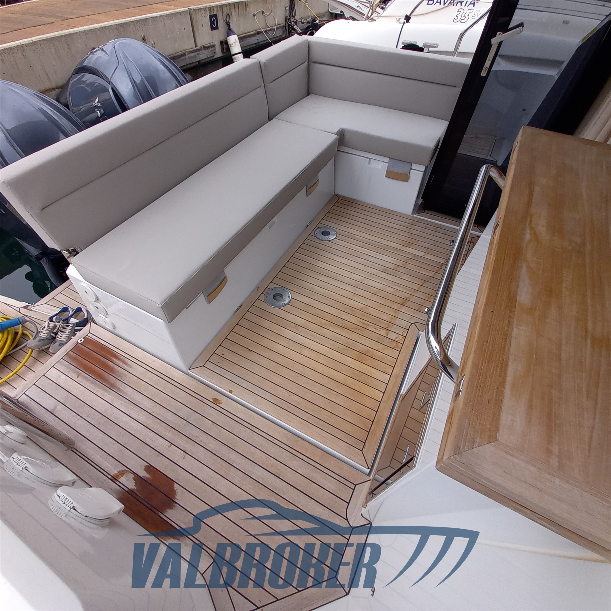 Sealine C335 V Valbroker (105)