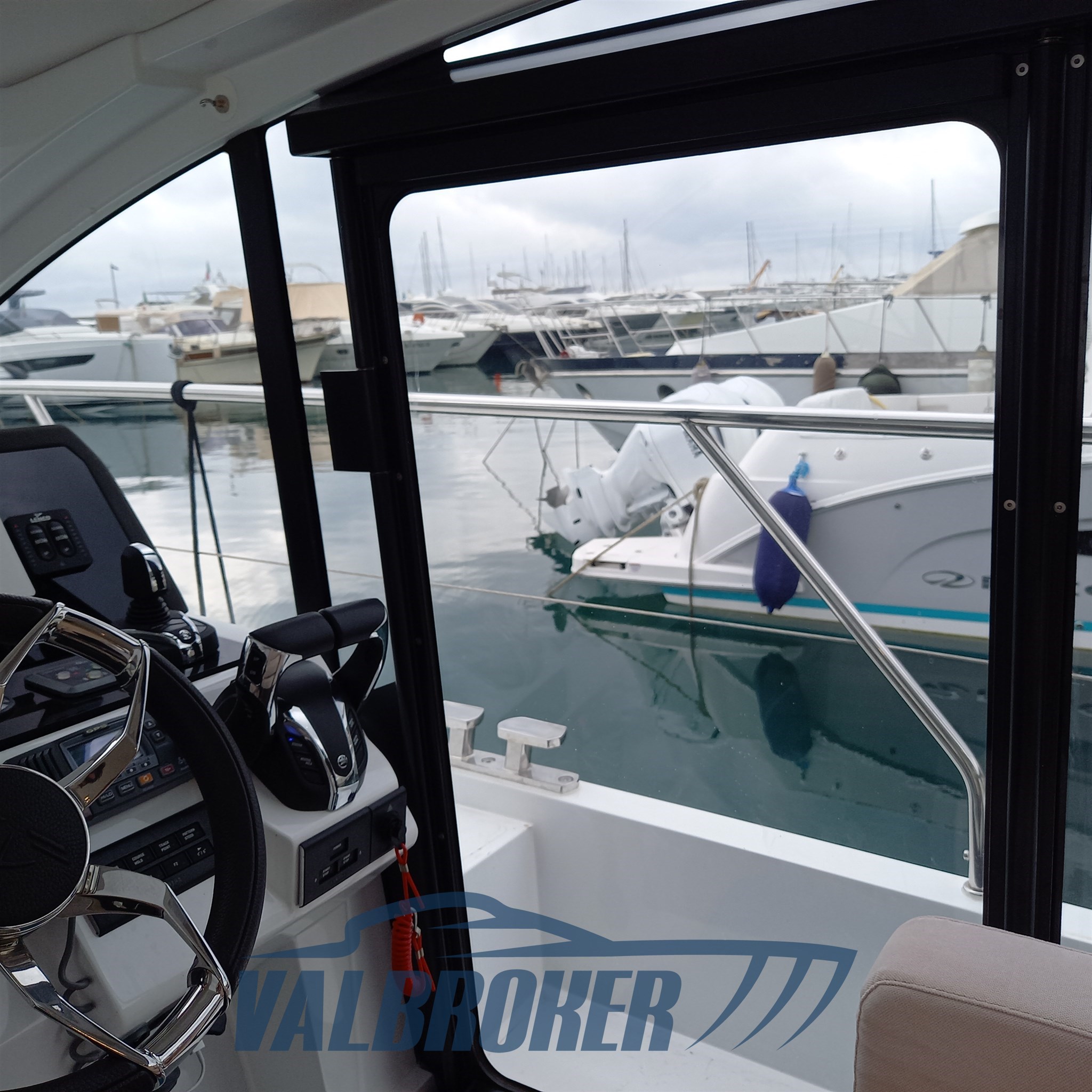 Sealine C335 V Valbroker (65)