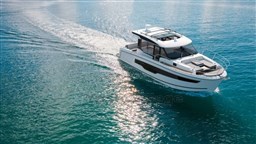 MF9LB_on water_2 Coupe_d.jpg