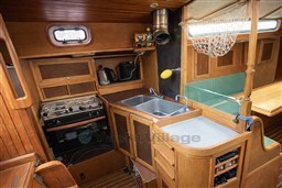 Cuisine de bateau en bois chaleureuse