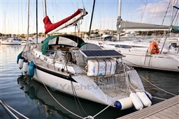 Voilier blanc au port en soirée