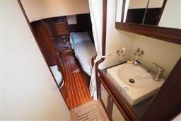 ABATI NEWPORT 46_LAVANDINO CABINA         MARINAIO.jpeg