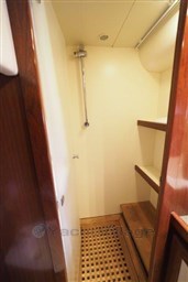 ABATI NEWPORT 46_BOX DOCCIA SERVIZI         CABINA ARMATORE.jpg