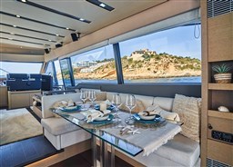dining-table-motor-yacht-prestige-680-fly-moet.jpeg