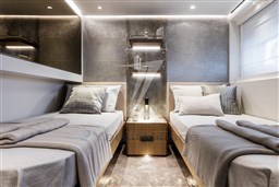 CustomLine120'LowerDeck_0001_31875