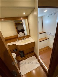 ferretti-altura-690-19_1764610052790.jpg