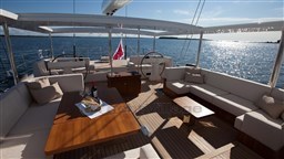 nautorswan-105-002-rs-selena-lmarinegroup (13)