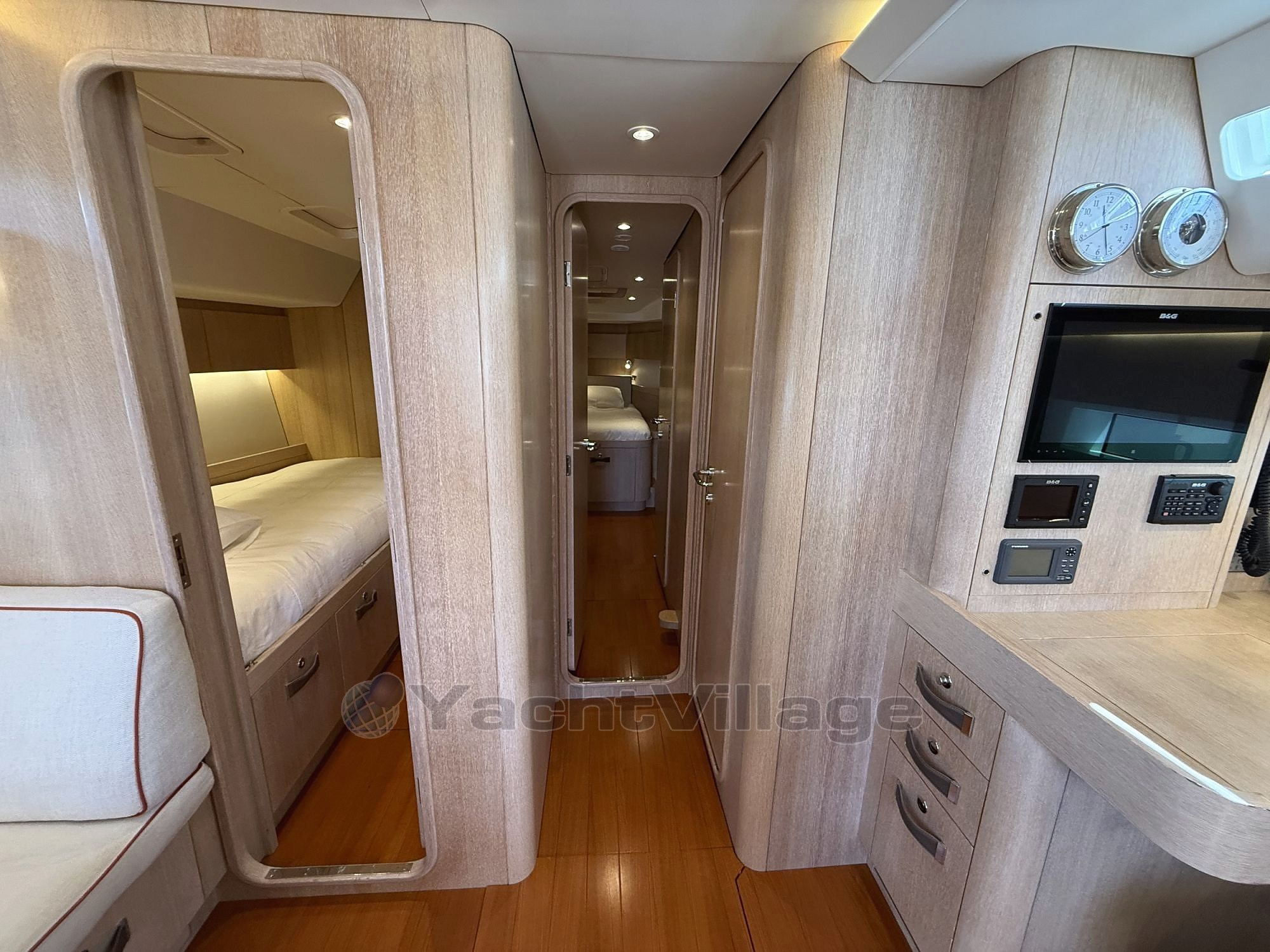 PENTHESILEA_10_Companionway_Interior