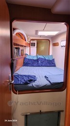 4bc81_rdyzy_1.1.3_forward_starboard_cabin_with_bow_kids_bed_and_air_con.jpg
