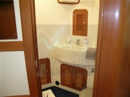 d4218_eu4f4_20-adagio_48sundeck_douche_cabin_arriere_koejac.jpg