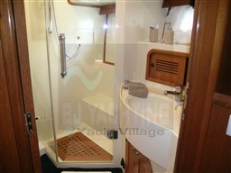 1059e_rnvcn_13-adagio_48sundeck_douche_cabin_av_koejac.jpg